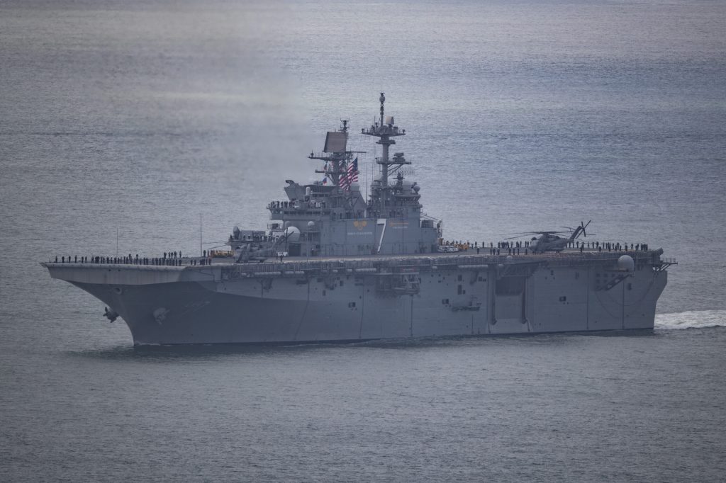 Soldați americani din 31st Marine Expeditionary Unit la bordul USS Tripoli, în drum spre Orientul Mijlociu, martie 2026