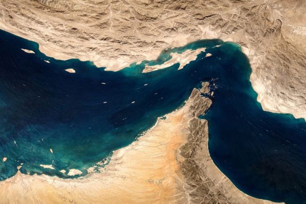 Symbolic map of Europe and the Middle East highlighting the Strait of Hormuz, oil tankers, trade routes, and the impact of the energy crisis on the European economy.