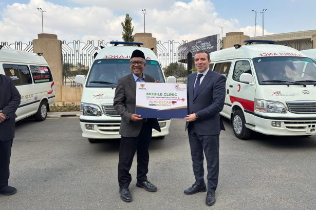 Indonesian Ambassador Kuncoro Giri Waseso handing over ambulances donated by BAZNAS to the Egyptian Ambulance Authority to support Palestinians affected by the Gaza