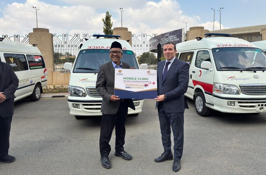 Indonesian Ambassador Kuncoro Giri Waseso handing over ambulances donated by BAZNAS to the Egyptian Ambulance Authority to support Palestinians affected by the Gaza