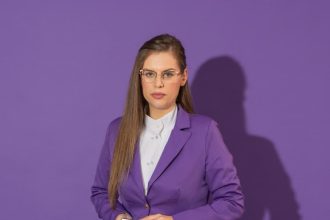 Deputata Codruța Corcheș cere demisia ministrului Oana Țoiu după scandalul privind fiica lui Victor Ponta și zborul de repatriere.