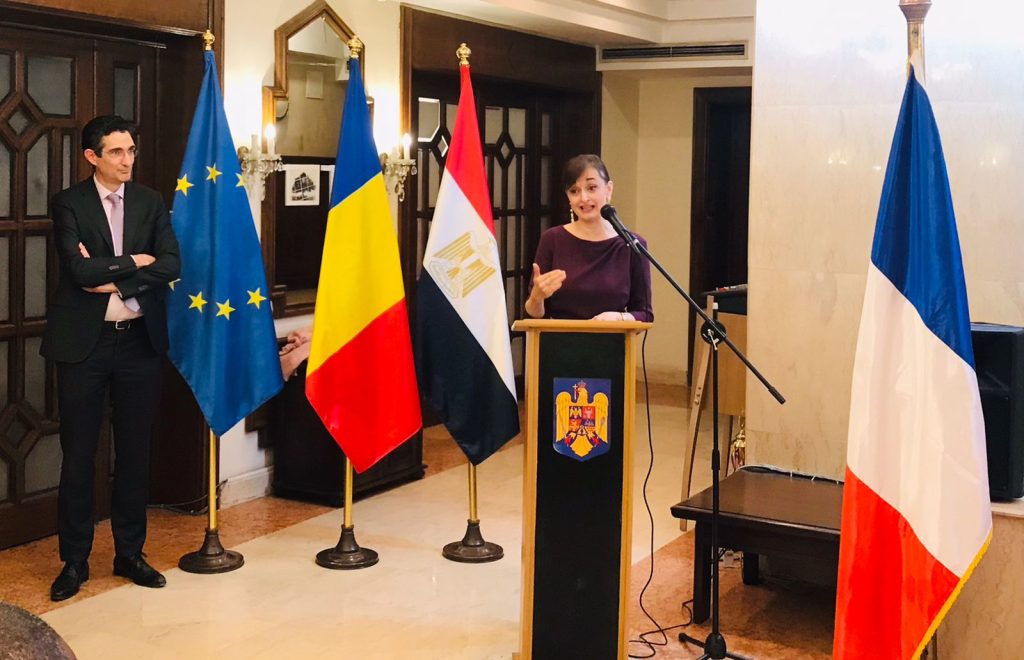 Ambasadoarea României Olivia Toderean susține un discurs la evenimentul Francofoniei din Cairo, alături de steagurile României, Egiptului, UE și Franței