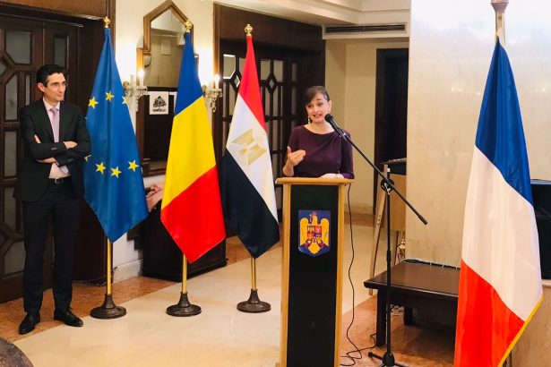 Ambasadoarea României Olivia Toderean susține un discurs la evenimentul Francofoniei din Cairo, alături de steagurile României, Egiptului, UE și Franței