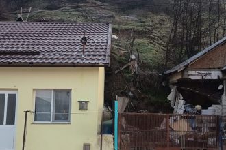 alunecare de terene in slatina sapte locuinte afectate si 25 de persoane evacuate 69a7d337f0285