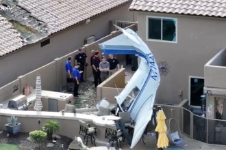 avion de mici dimensiuni prabusit peste doua case in phoenix trei persoane au fost ranite 69a95e8ef2ba9