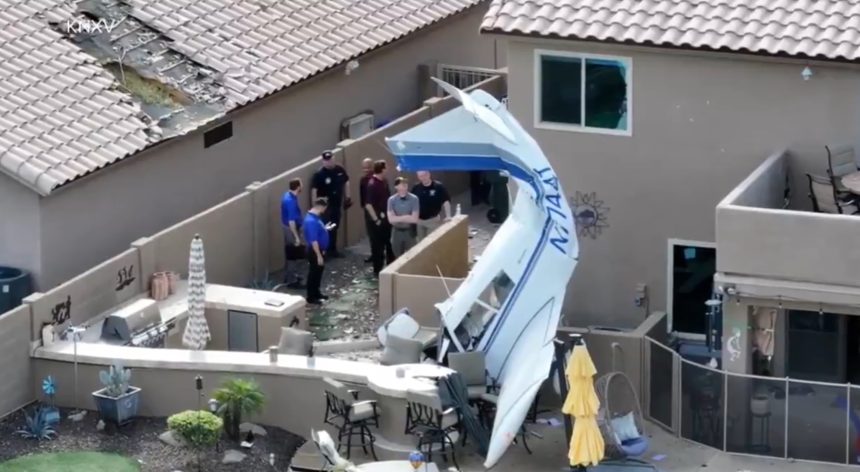 avion de mici dimensiuni prabusit peste doua case in phoenix trei persoane au fost ranite 69a95e8ef2ba9