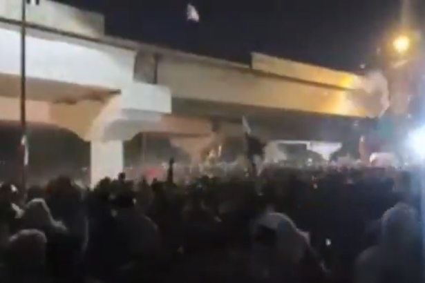 ciocniri intre sustinatorii militiilor pro iraniene si fortele de securitate irakiene in capitala bagdad chiar si acum tinta protestatarilor este ambasada americana din oras 69a485885892e