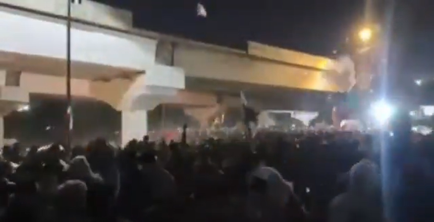 ciocniri intre sustinatorii militiilor pro iraniene si fortele de securitate irakiene in capitala bagdad chiar si acum tinta protestatarilor este ambasada americana din oras 69a485885892e