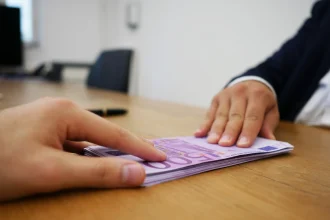 cum vor fi protejati romanii care au credite de noul pachet legislativ pregatit la bruxelles 69c8e70a477cc