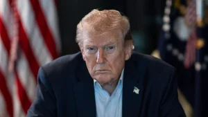 Donald Trump în prim-plan editorial, pe fundal simbolic cu harta Orientului Mijlociu, Iran, Gaza și elemente vizuale de analiză geopolitică