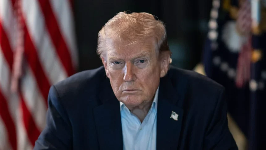 Donald Trump în prim-plan editorial, pe fundal simbolic cu harta Orientului Mijlociu, Iran, Gaza și elemente vizuale de analiză geopolitică