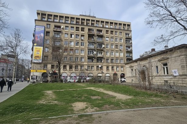 edited ciucu despre terenul din fata carturesti un jmecher a pus mana pe el incredibil cum a fost orasul pradat 69c04f8e2df3a