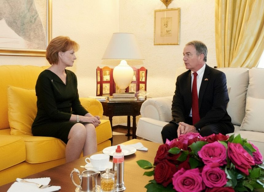 edited custodele coroanei margareta l a primit la palatul elisabeta pe noul ambasador al statelor unite 69b46313d84ce