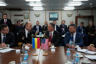 edited darryl nirenberg ambasadorul sua in romania a asistat la o demonstratie militara 69c545dde080a