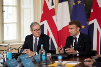 edited jurnalistii de la londra starmer umilit deoarece macron trimite nave de razboi franceze pentru a apara bazele britanice 69a70f84643d2