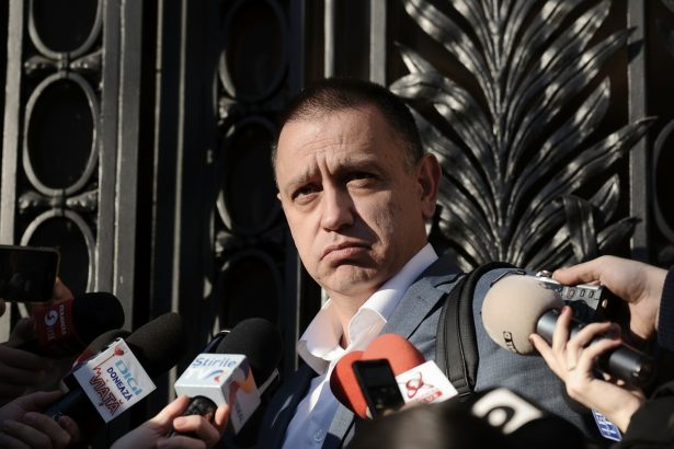 edited mihai fifor atacuri dure la adresa premierului ilie bolojan avem un guvern paralizat de ideile fixe ale unui singur om premierul frana trebuie sa plece 69b3d89c21359