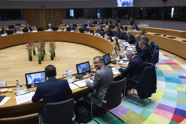 edited orban a parasit masa negocierilor de la bruxelles cand zelenski a aparut pe ecran 69bc52ebdbe2f