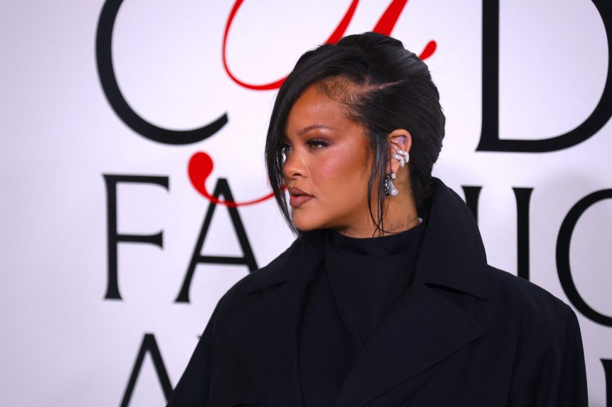 focuri de arma trase asupra casei cantaretei rihanna o femeie a fost arestata 69ae299f95353