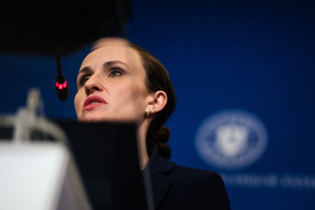 gandul fata minora a lui victor ponta interzisa la imbarcarea in autocarul care transporta copii din dubai in aeroportul din oman pentru a i aduce acasa 69a9687e9a5be