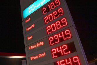 germania limiteaza preturile la benzina se pot mari doar o data pe zi la pranz iar efectul ar putea fi contrar 69b75573782df