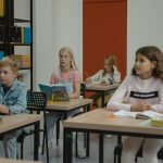 ghid gratuit pentru folosirea tehnologiei ai la clasa destinat profesorilor si elevilor din romania 69c10d455a354