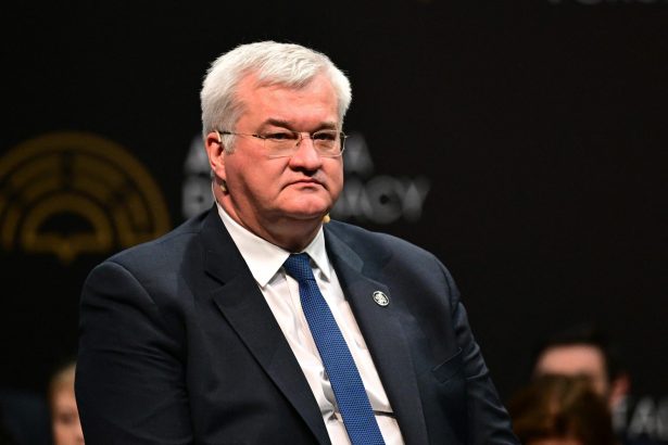 kievul acuza budapesta de terorism de stat dupa retinerea a 7 angajati ai bancii 69aa249ca9952