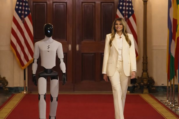 melania trump la brat cu un robot revolutionar ce stie sa faca masina cu care l a inlocuit pe presedintele sua 69c5539667699