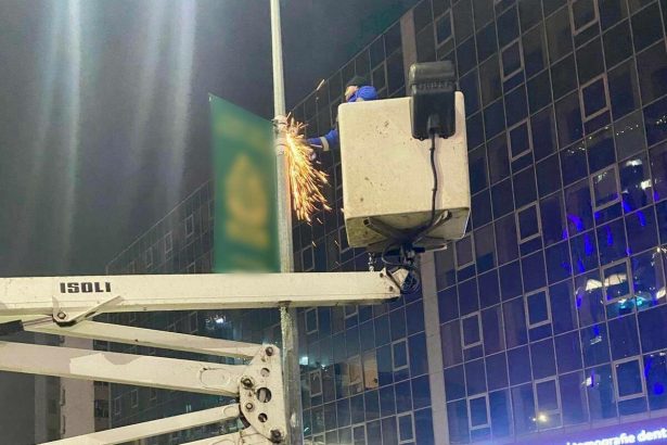 operatiune nocturna in bucuresti zeci de bannere publicitare demontate de pe stalpi 69a6b79a9102d