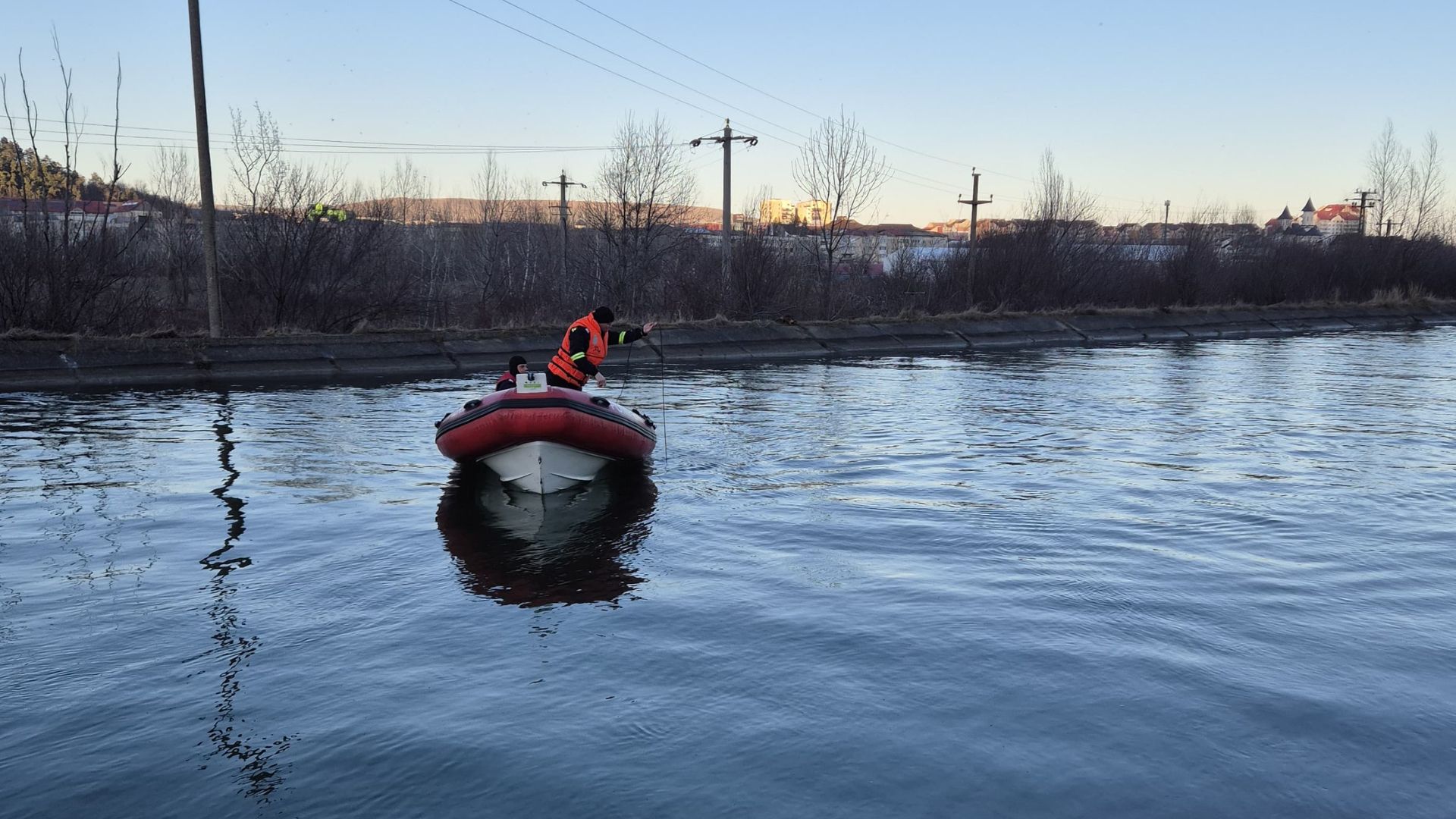 Pompierii nu au găsit tânărul de 18 ani înecat în canalul Bistriței ...