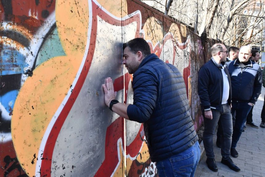 primaria capitalei a montat stalpisori in fata salii palatului si a demontat un panou publicitar trotuarele sunt pentru pietoni 69b5300c5976e