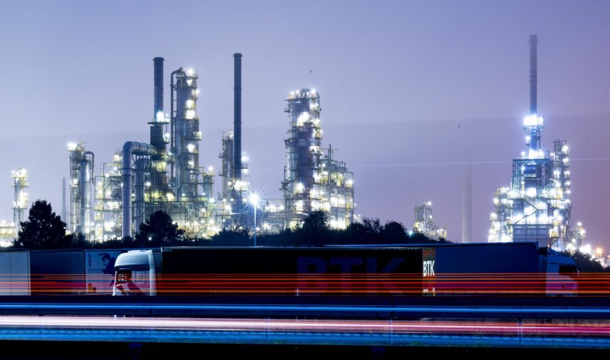 rafinaria ras tanura lovita de un proiectil necunoscut 69a817cbb46f8