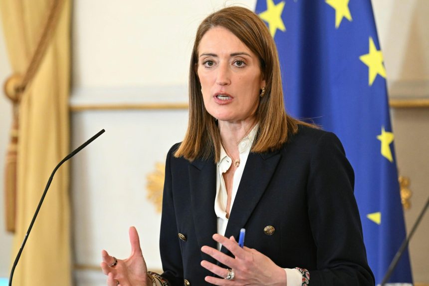 roberta metsola a anuntat la strasbourg primii laureati ai ordinului european de merit maia sandu si volodimir zelenski printre ei 69b0124da1051