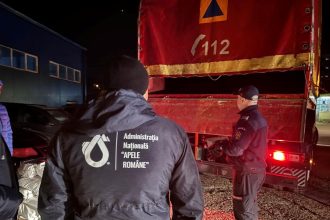 specialisti romani intervin dupa poluarea accidentala de pe fluviul nistru echipe si echipamente trimise pentru limitarea efectelor 69b54ac5a19a7