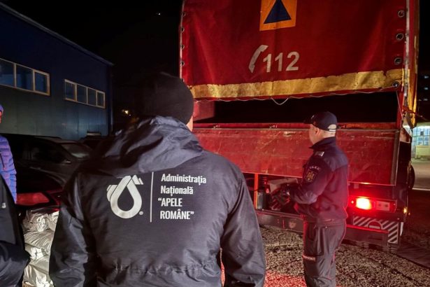 specialisti romani intervin dupa poluarea accidentala de pe fluviul nistru echipe si echipamente trimise pentru limitarea efectelor 69b54ac5a19a7