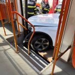 spulberati de o masina in timp ce asteptau intr un refugiu de tramvai soferul a intrat in plin in pietoni si in tramvai 69bc15f41b3b9