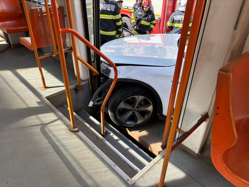 spulberati de o masina in timp ce asteptau intr un refugiu de tramvai soferul a intrat in plin in pietoni si in tramvai 69bc15f41b3b9
