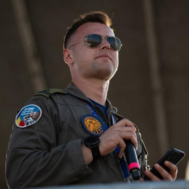 tanar capitan pilot militar a murit in timp ce incerca sa salveze un caine 69b07eac0e440