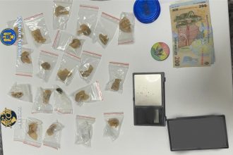 trei barbati si o femeie din buzau retinuti dupa ce ar fi vandut droguri prin aplicatie 69b02c969f680