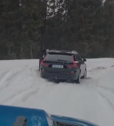 un barbat cu sotia sa au ramas inzapeziti pe transalpina in zona pasul tartarau 69bed9aea8fe5