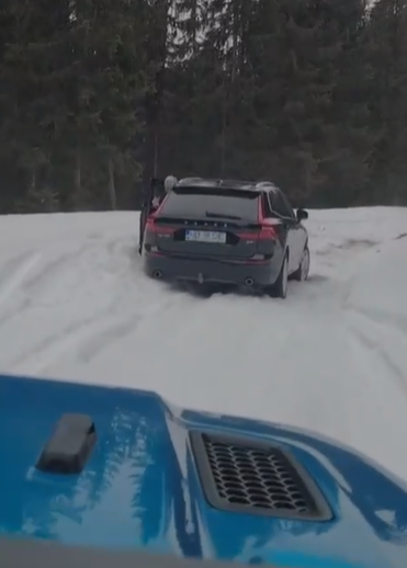 un barbat cu sotia sa au ramas inzapeziti pe transalpina in zona pasul tartarau 69bed9aea8fe5