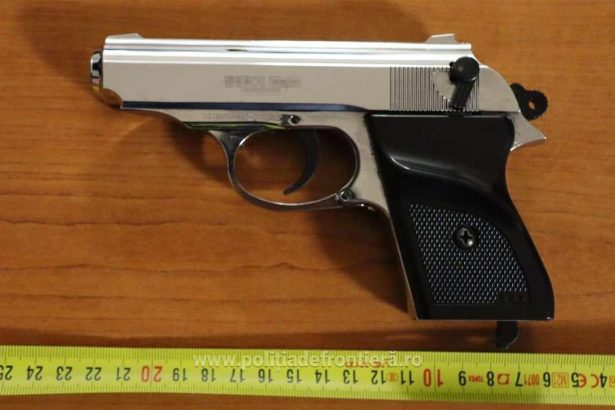 un bulgar a vrut sa intre cu o arma in romania ascunsa in portiera masinii 69aa900666538