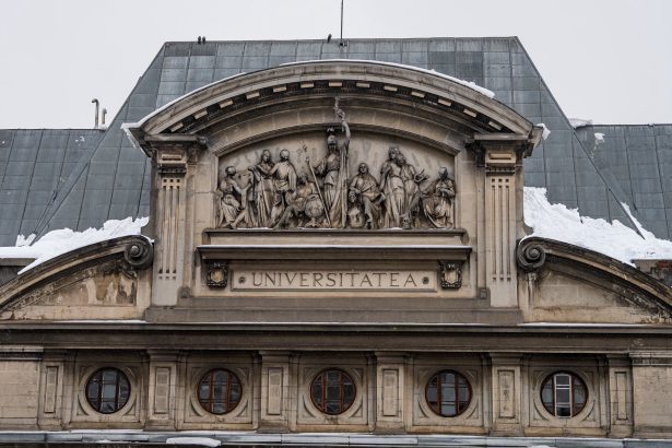 universitatea nu este o firma cadre didactice din universitatea din bucuresti protesteaza impotriva deciziei rectoratului de a elimina programe educationale vitale profesorii sun 69ba72635638a