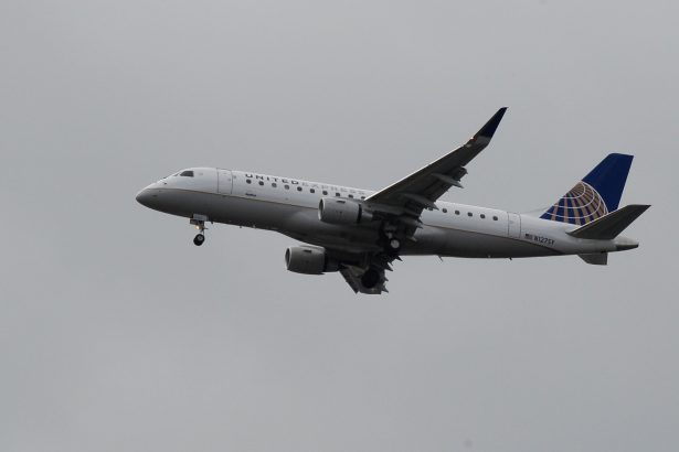 zbor united airlines intors de urgenta la los angeles din cauza unui posibil incendiu la motor 69a672ef7b0e5