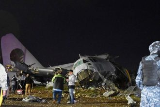 ziua in care a plouat cu bani un avion militar bolivian care transporta bani s a prabusit raspandind milioane de bancnote pe pamant 69a6b5b868569