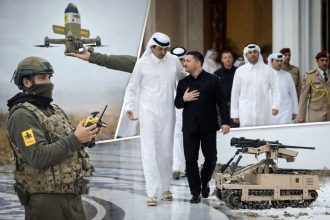 Presedintele Volodimir Zelenski în dialog cu oficial din Golf, alături de imagini cu tehnologie militară – dronă operată de soldat și vehicul terestru autonom în teren de iarnă