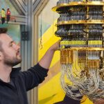 Ilustrație conceptuală despre cursa globală pentru computerul cuantic, cu elemente vizuale care sugerează competiția strategică dintre marile puteri, securitatea cibernetică și viitorul tehnologiei cuantice