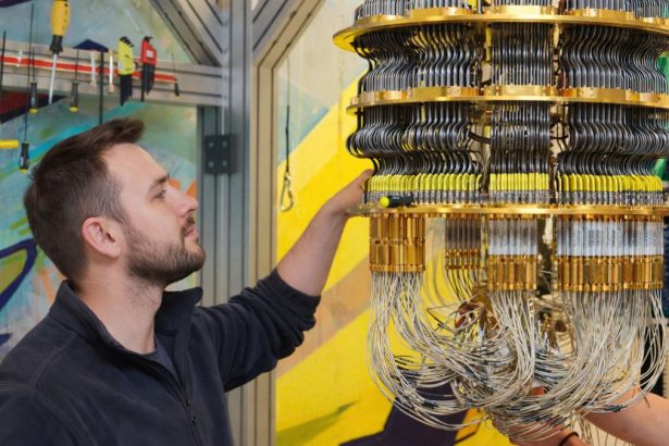 Ilustrație conceptuală despre cursa globală pentru computerul cuantic, cu elemente vizuale care sugerează competiția strategică dintre marile puteri, securitatea cibernetică și viitorul tehnologiei cuantice