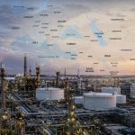 Rafinărie și conducte energetice suprapuse peste harta Europei și a Orientului Mijlociu, simbolizând impactul crizei energetice asupra raporturilor de putere economică globală.