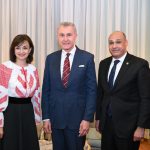 ASR Principele Radu al României, Olivia Toderean, ambasadoarea României în Egipt, și Amr Yehia, corespondentul Atlas News în Orientul Mijlociu, în cadrul unui interviu despre 120 de ani de relații româno-egiptene.