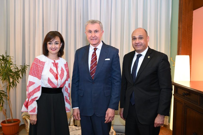 ASR Principele Radu al României, Olivia Toderean, ambasadoarea României în Egipt, și Amr Yehia, corespondentul Atlas News în Orientul Mijlociu, în cadrul unui interviu despre 120 de ani de relații româno-egiptene.